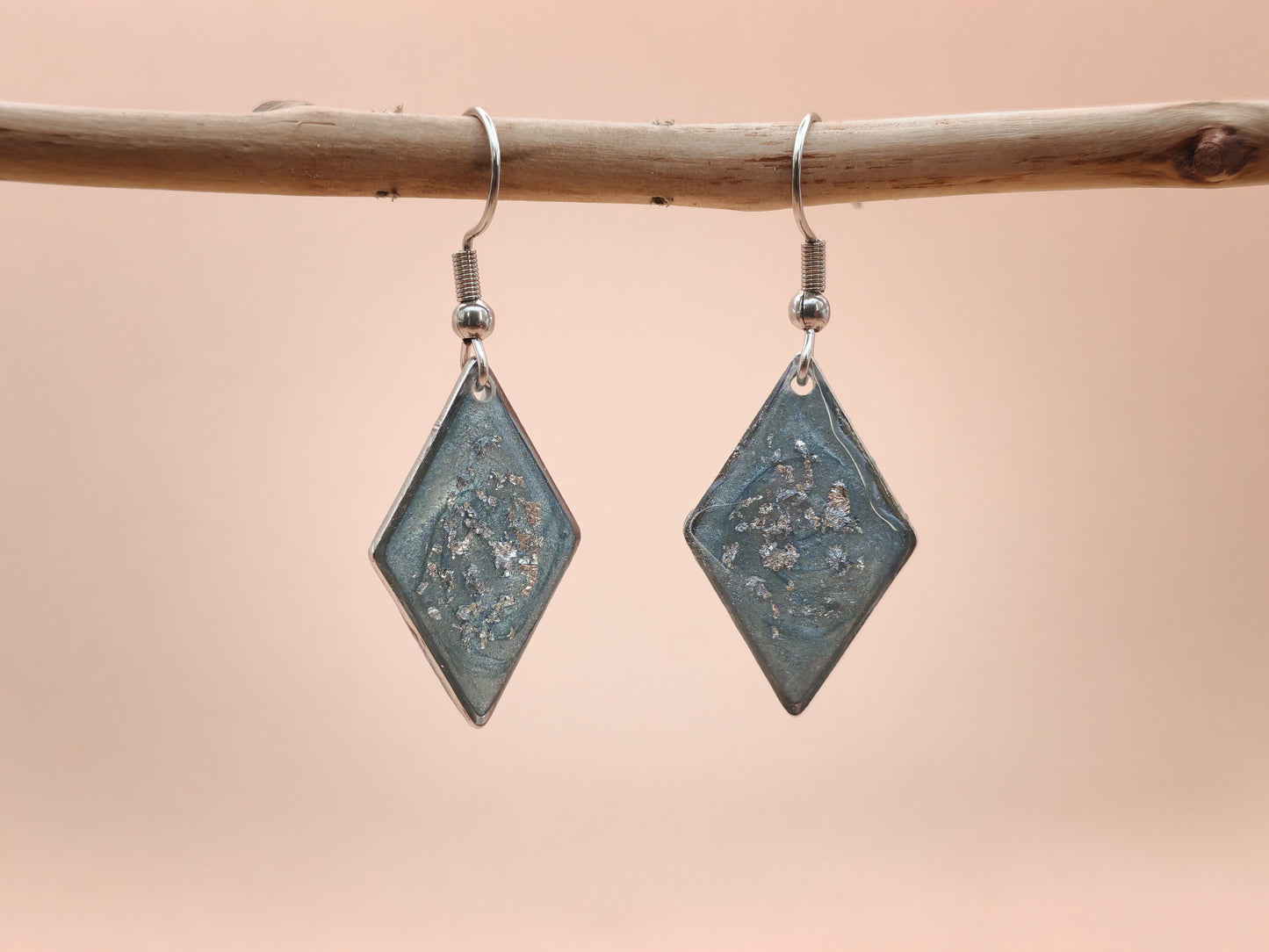 Boucles d’oreilles – Éclats de brume argentée