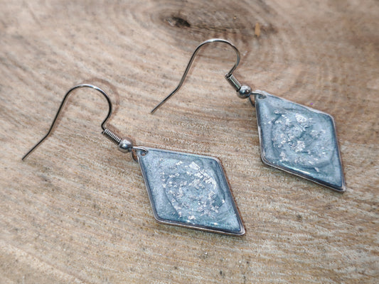 Boucles d’oreilles – Éclats de brume argentée