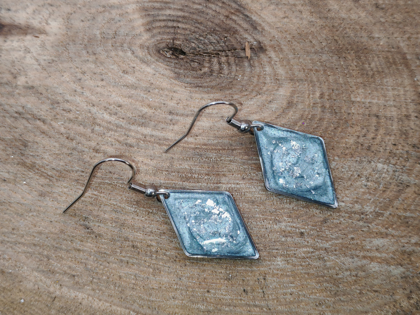 Boucles d’oreilles – Éclats de brume argentée