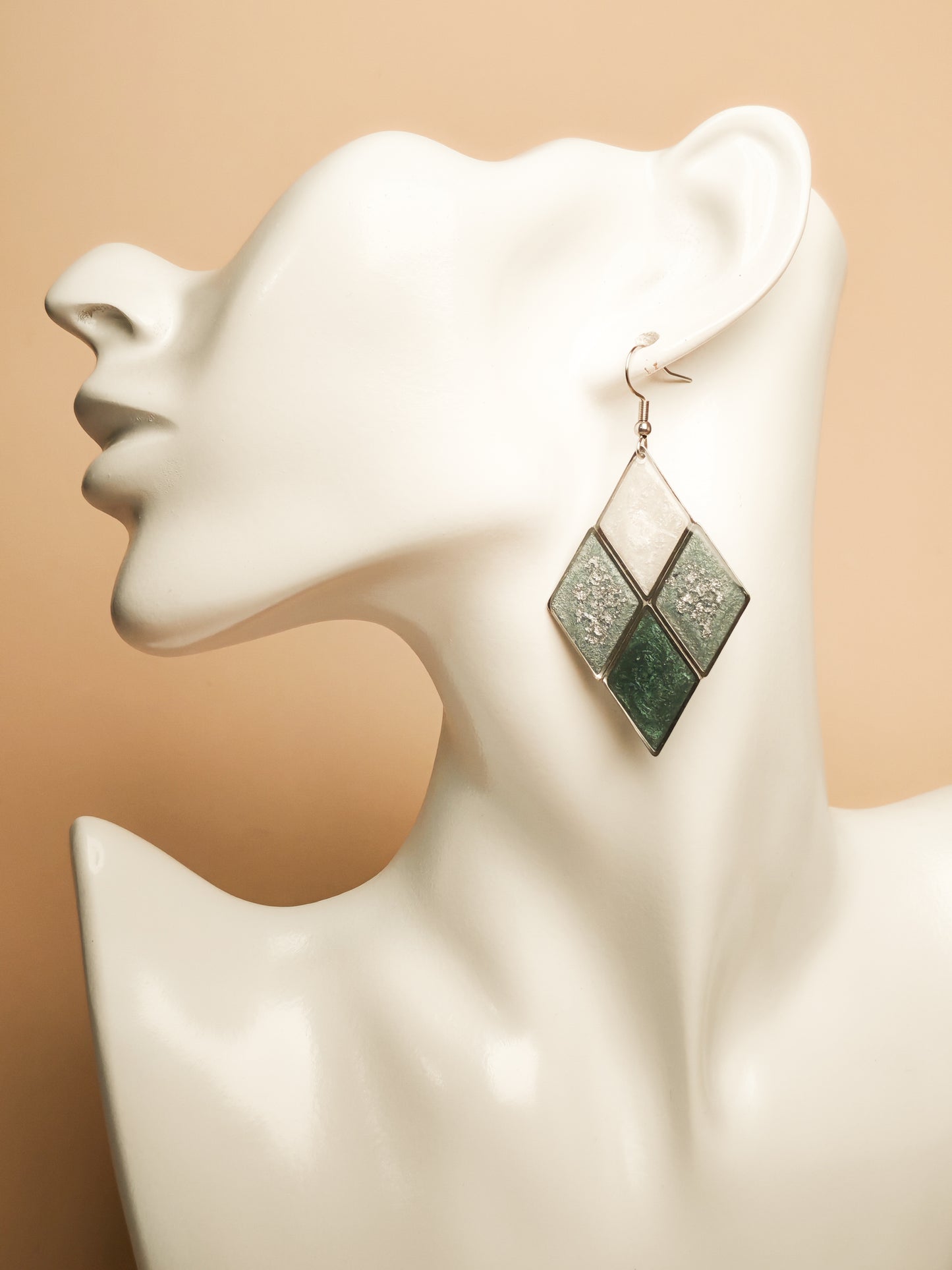 Boucles d’oreilles – Éclats croisés en vert profond