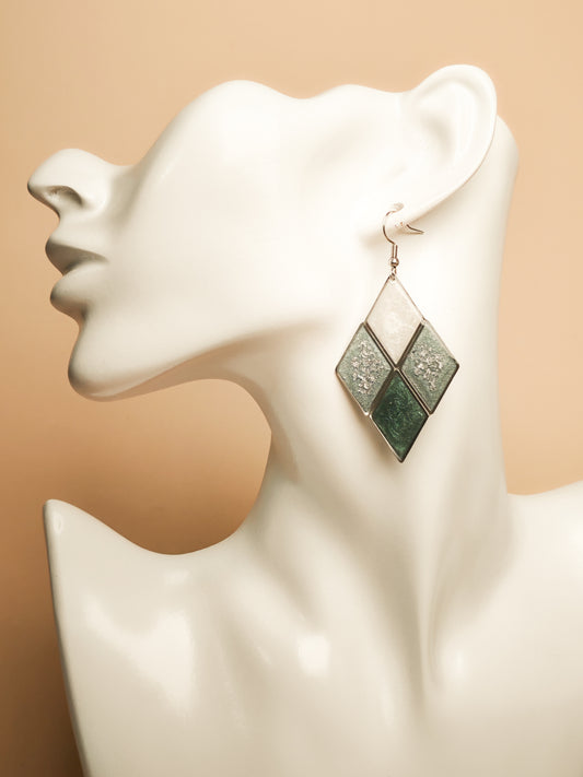 Boucles d’oreilles – Éclats croisés en vert profond