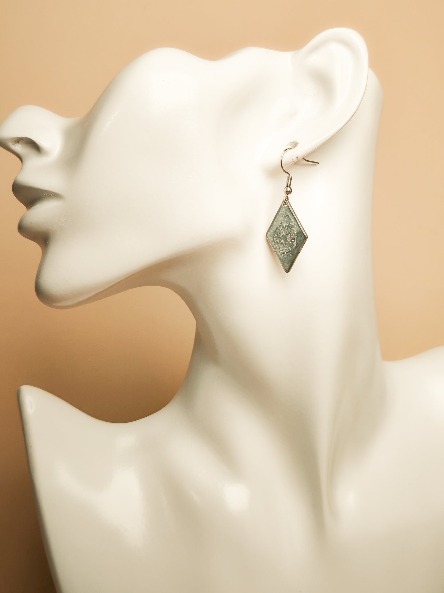 Boucles d’oreilles – Éclats de brume argentée