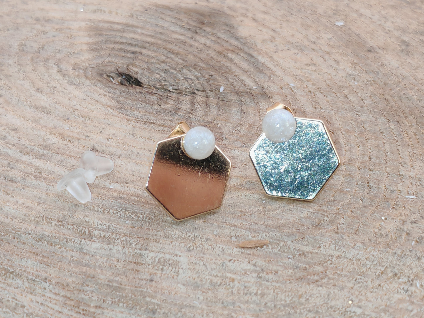 Clous d’oreilles – Éclats discrets et géométrie dorée