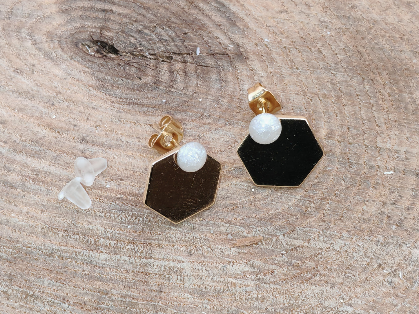 Clous d’oreilles – Éclats discrets et géométrie dorée