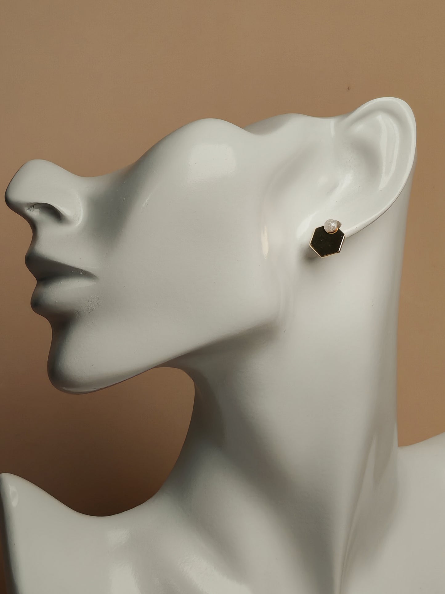 Clous d’oreilles – Éclats discrets et géométrie dorée