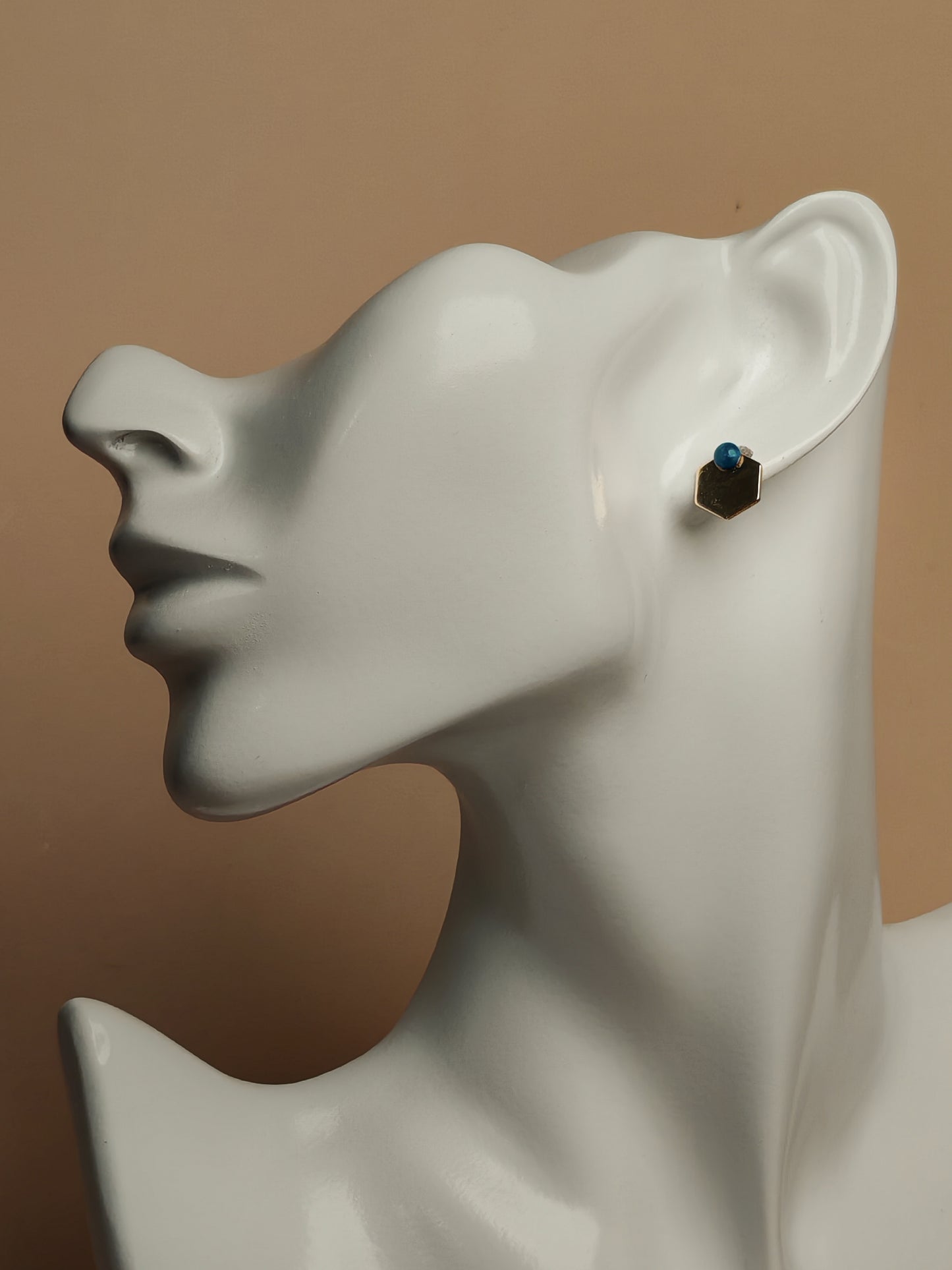 Clous d’oreilles – Éclats discrets et géométrie dorée