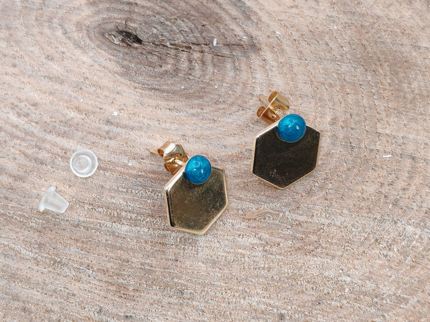 Clous d’oreilles – Éclats discrets et géométrie dorée