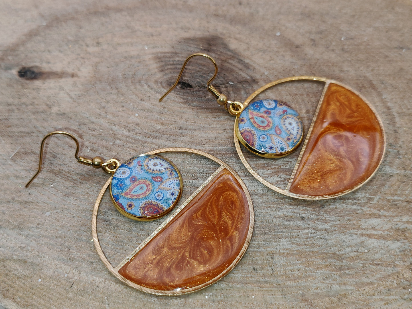 Boucles d’oreilles – Demi-lunes ambrées et motifs bohèmes