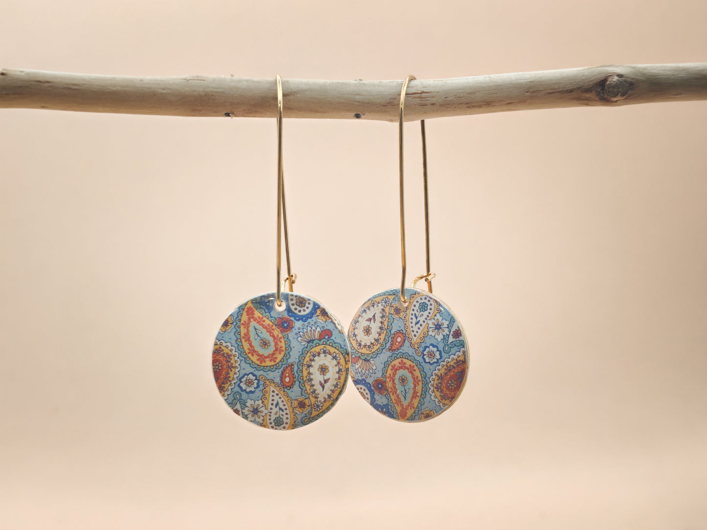 Boucles d’oreilles dormeuses – Arabesques bleutées