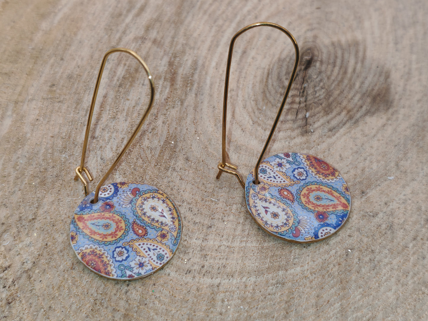 Boucles d’oreilles dormeuses – Arabesques bleutées