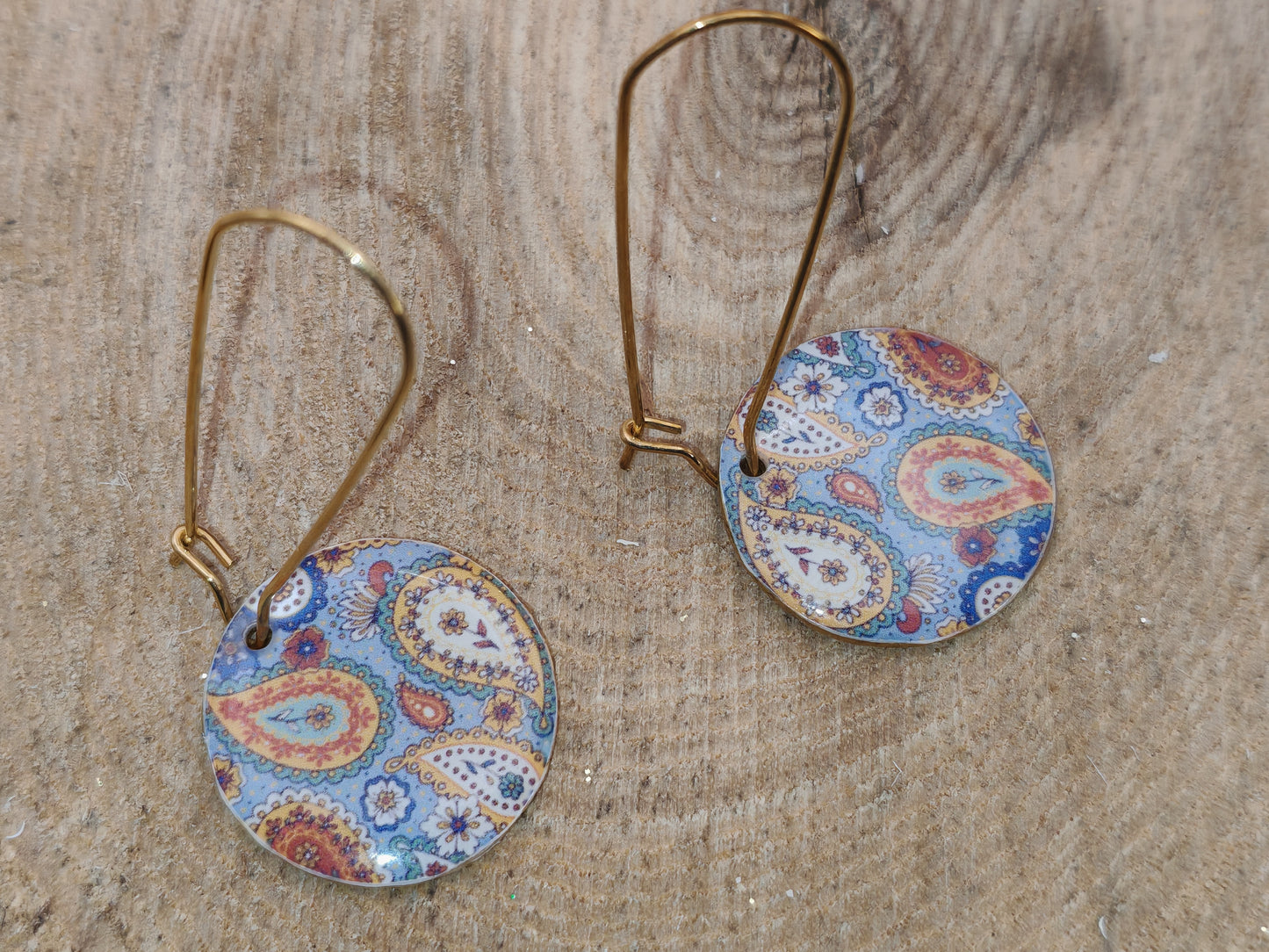 Boucles d’oreilles dormeuses – Arabesques bleutées