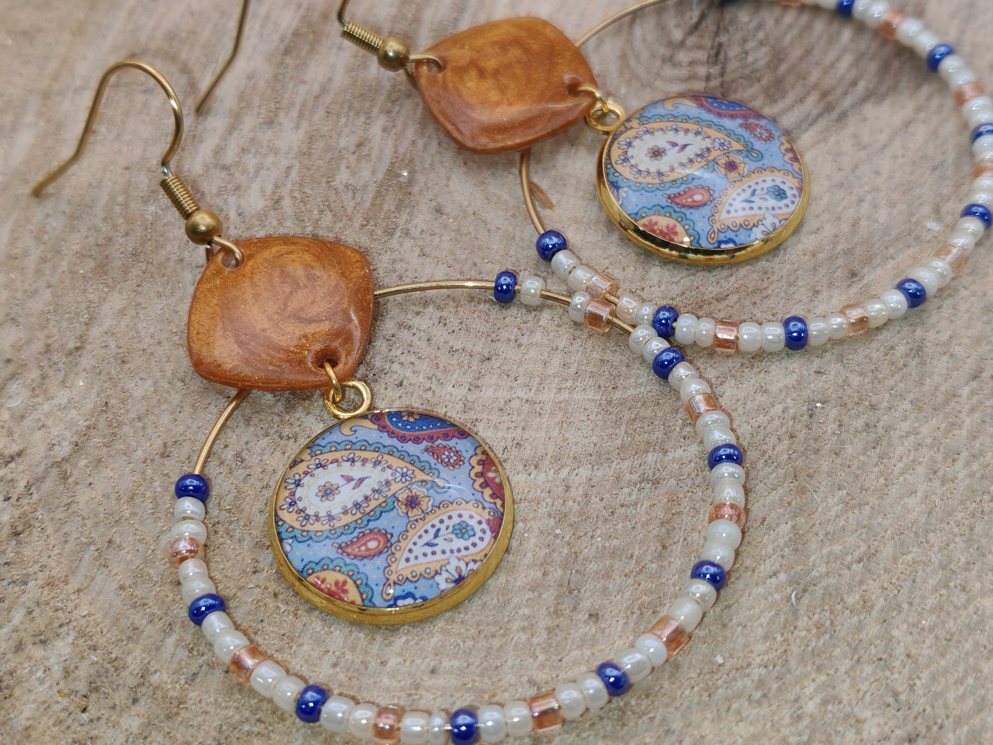 Boucles d’oreilles – Cercles perlés et arabesques colorées