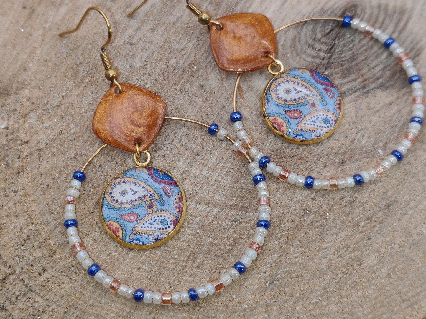 Boucles d’oreilles – Cercles perlés et arabesques colorées