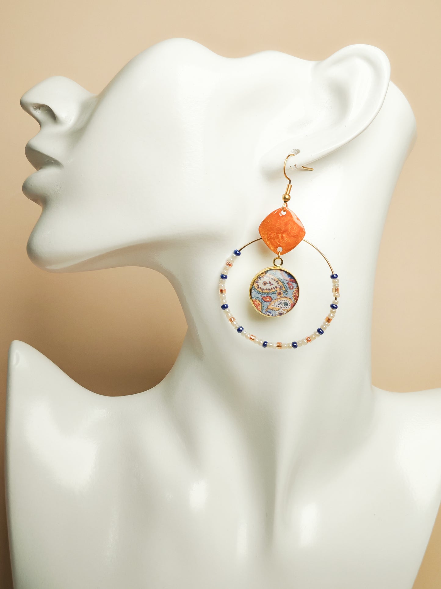 Boucles d’oreilles – Cercles perlés et arabesques colorées