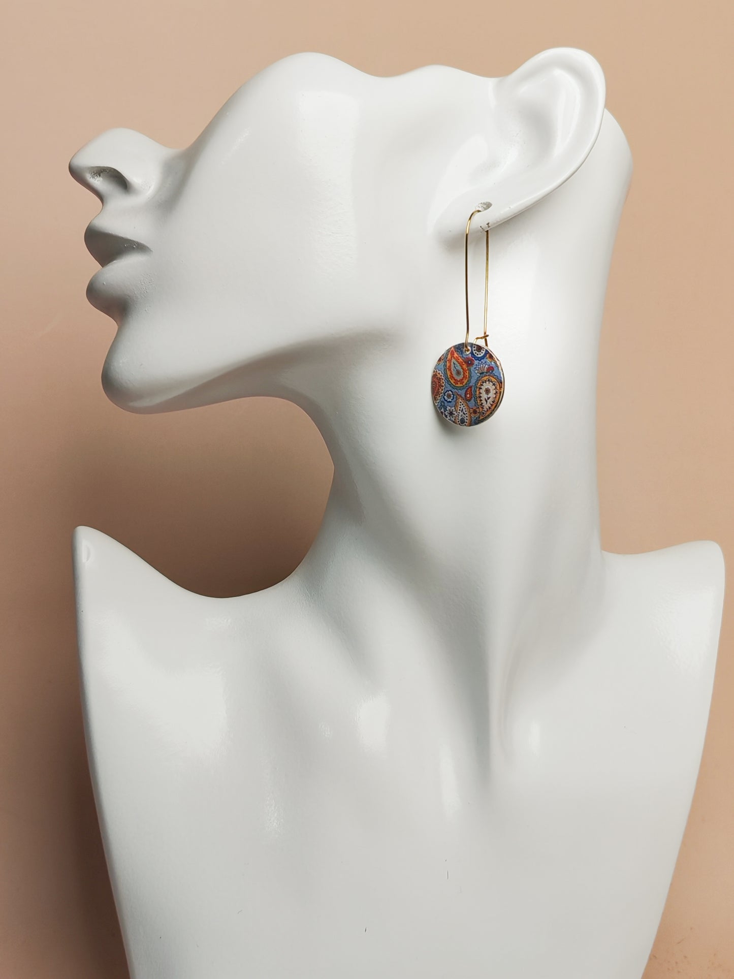 Boucles d’oreilles dormeuses – Arabesques bleutées