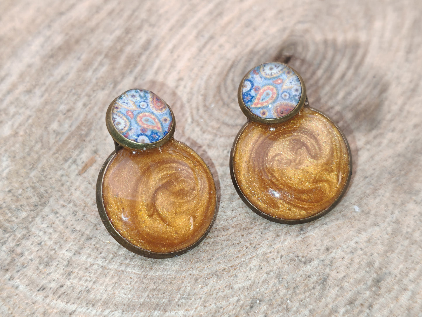 Clous d’oreilles – Reflets paisley ambrés