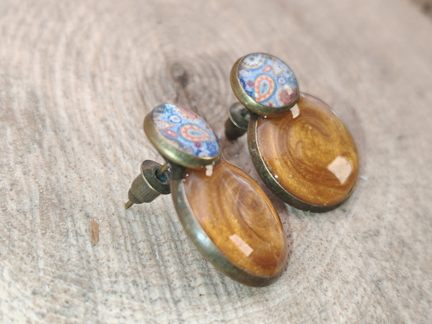 Clous d’oreilles – Reflets paisley ambrés