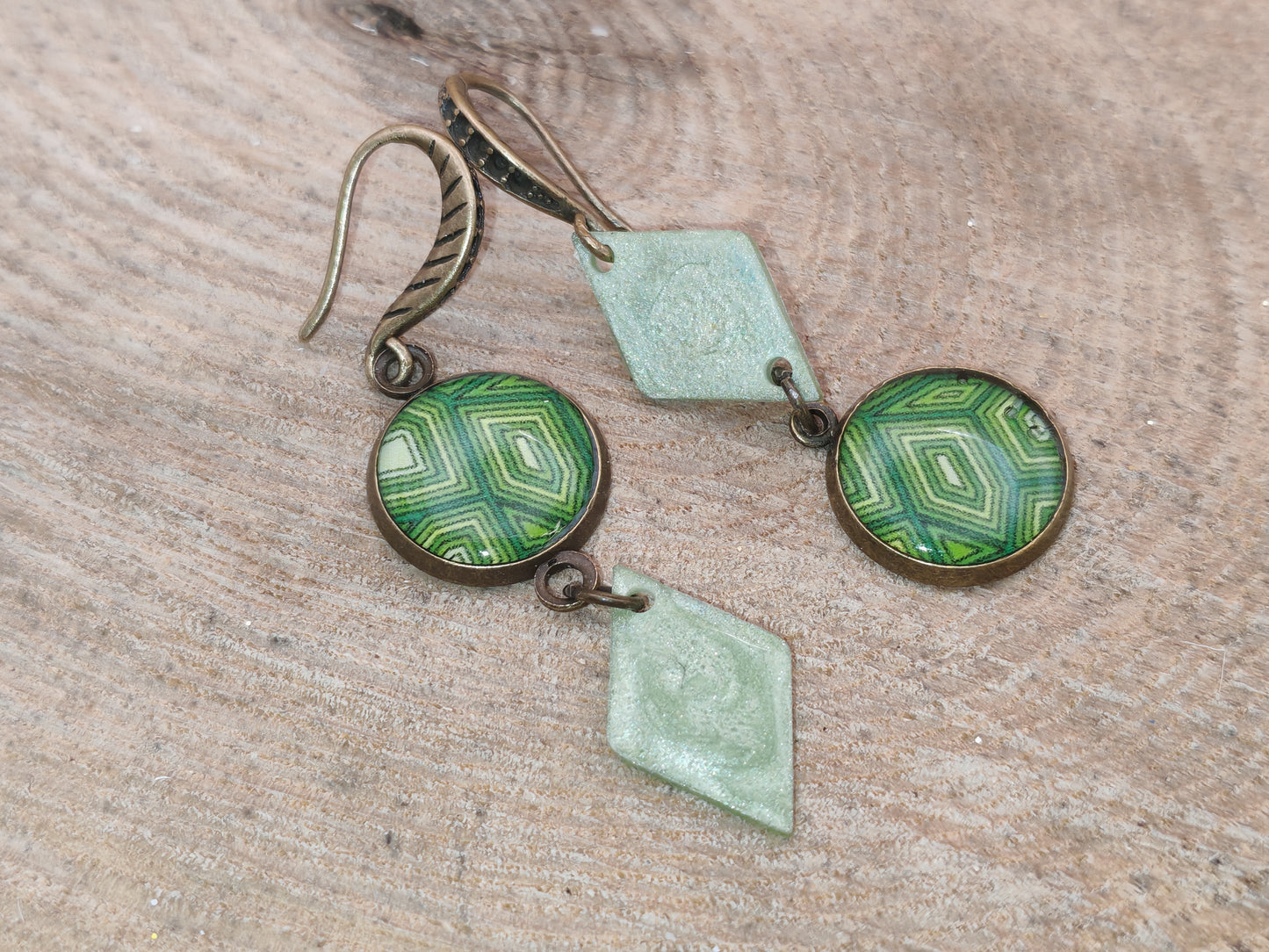 Boucles d’oreilles asymétriques – Géométrie végétale et éclats vert tendre