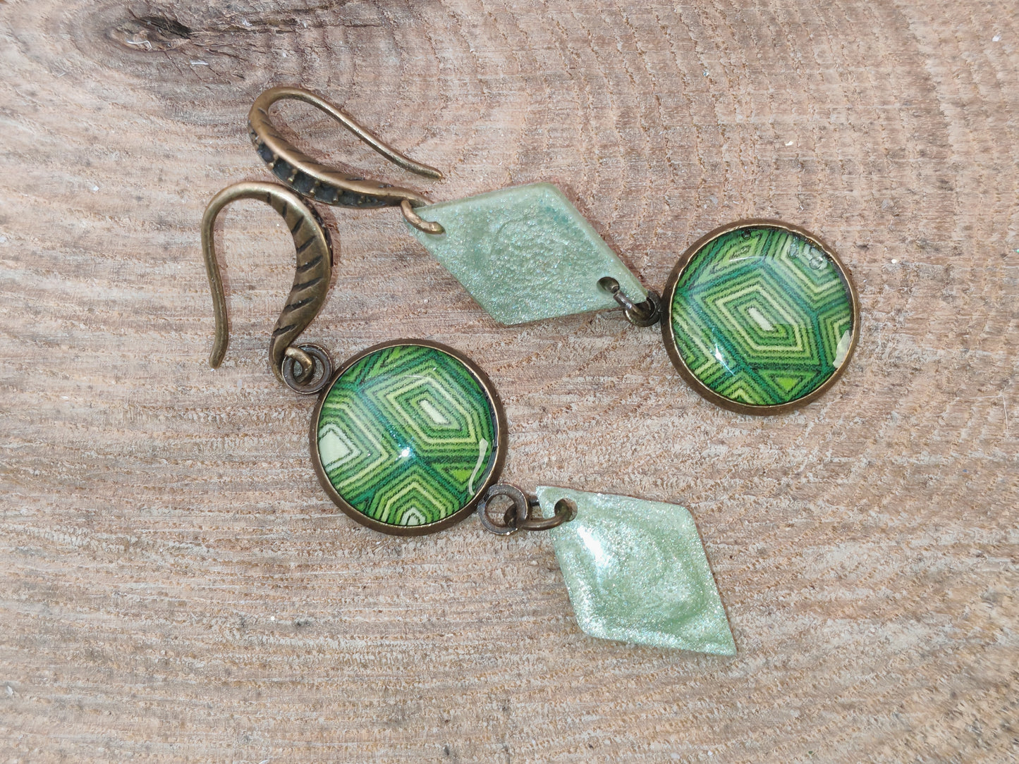 Boucles d’oreilles asymétriques – Géométrie végétale et éclats vert tendre