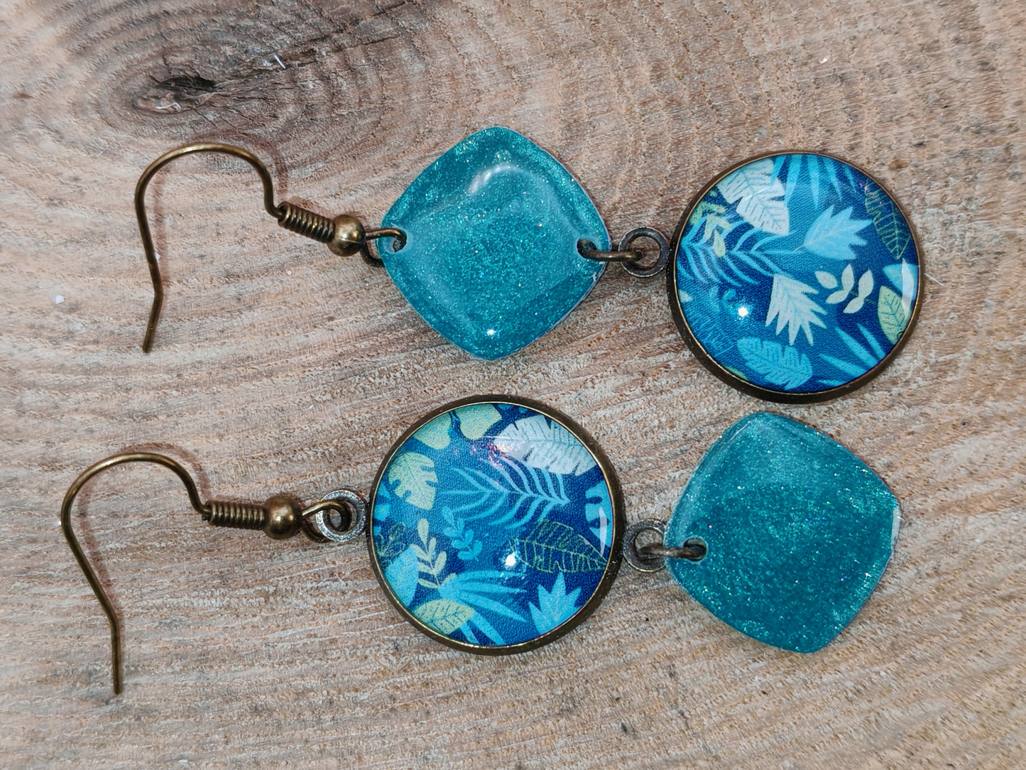 Boucles d’oreilles asymétriques – Feuillages lagon