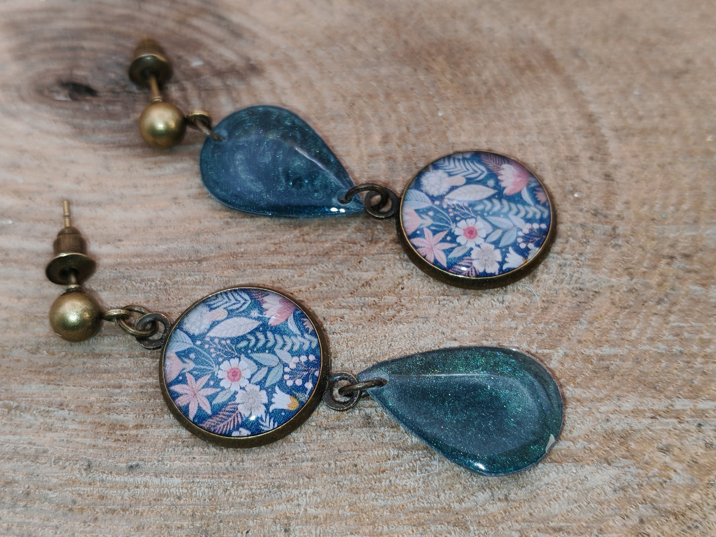 Boucles d’oreilles asymétriques – Feuillages d’aube et rosée minérale