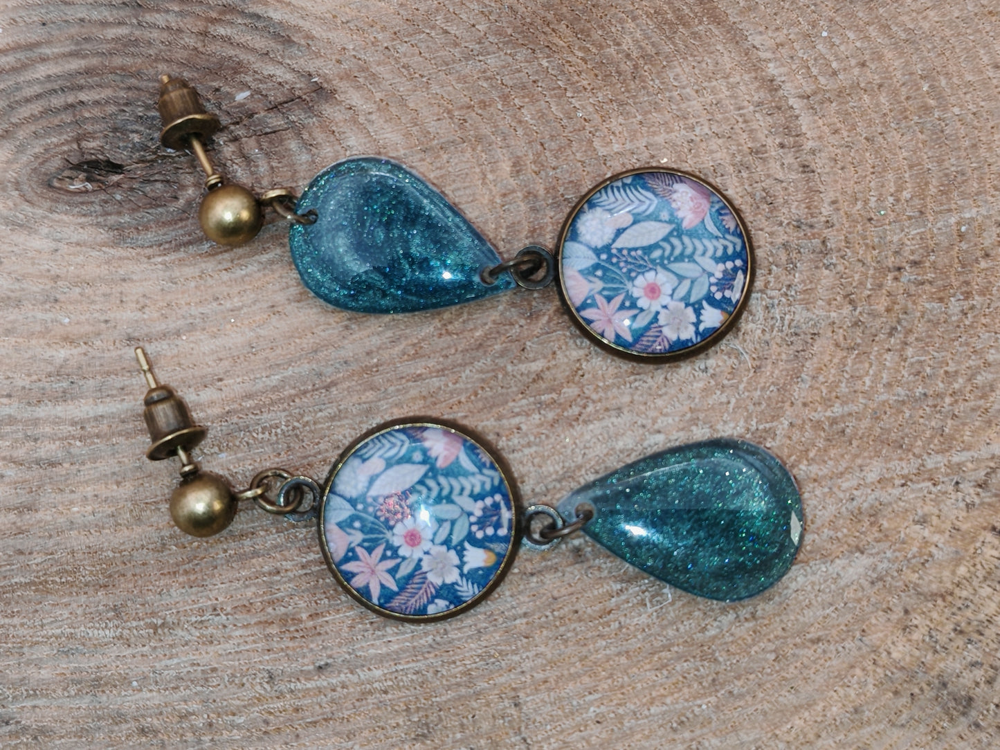 Boucles d’oreilles asymétriques – Feuillages d’aube et rosée minérale