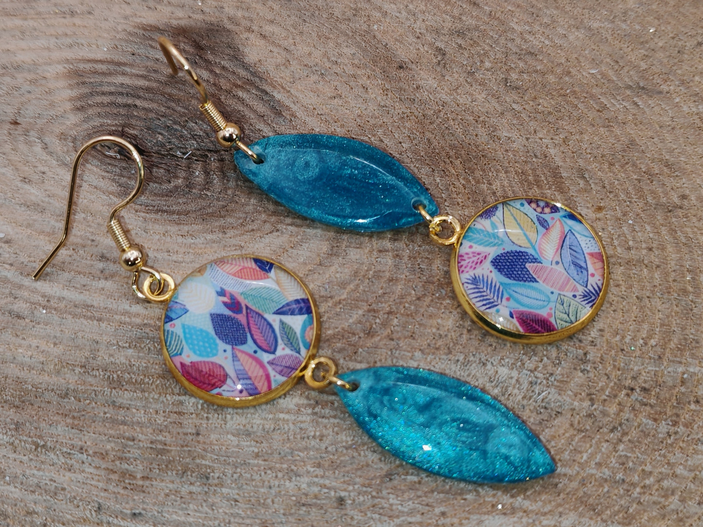 Boucles d’oreilles asymétriques – Feuillages turquoise