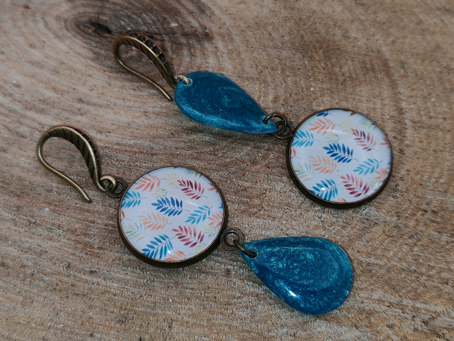 Boucles d’oreilles asymétriques – Feuillages d’automne clair