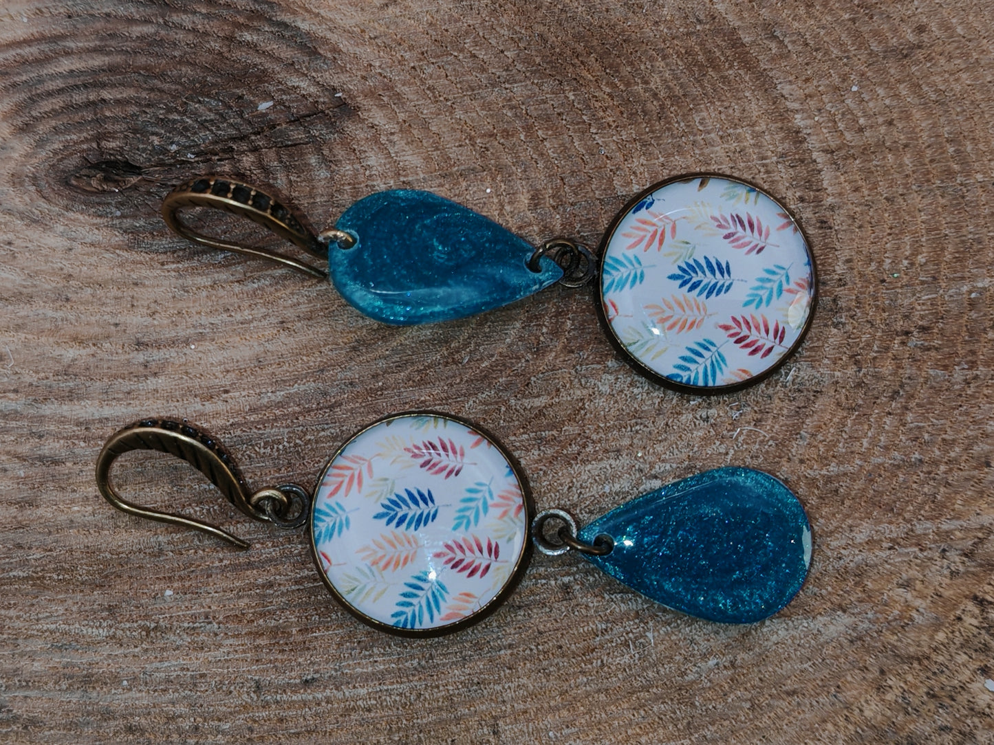 Boucles d’oreilles asymétriques – Feuillages d’automne clair