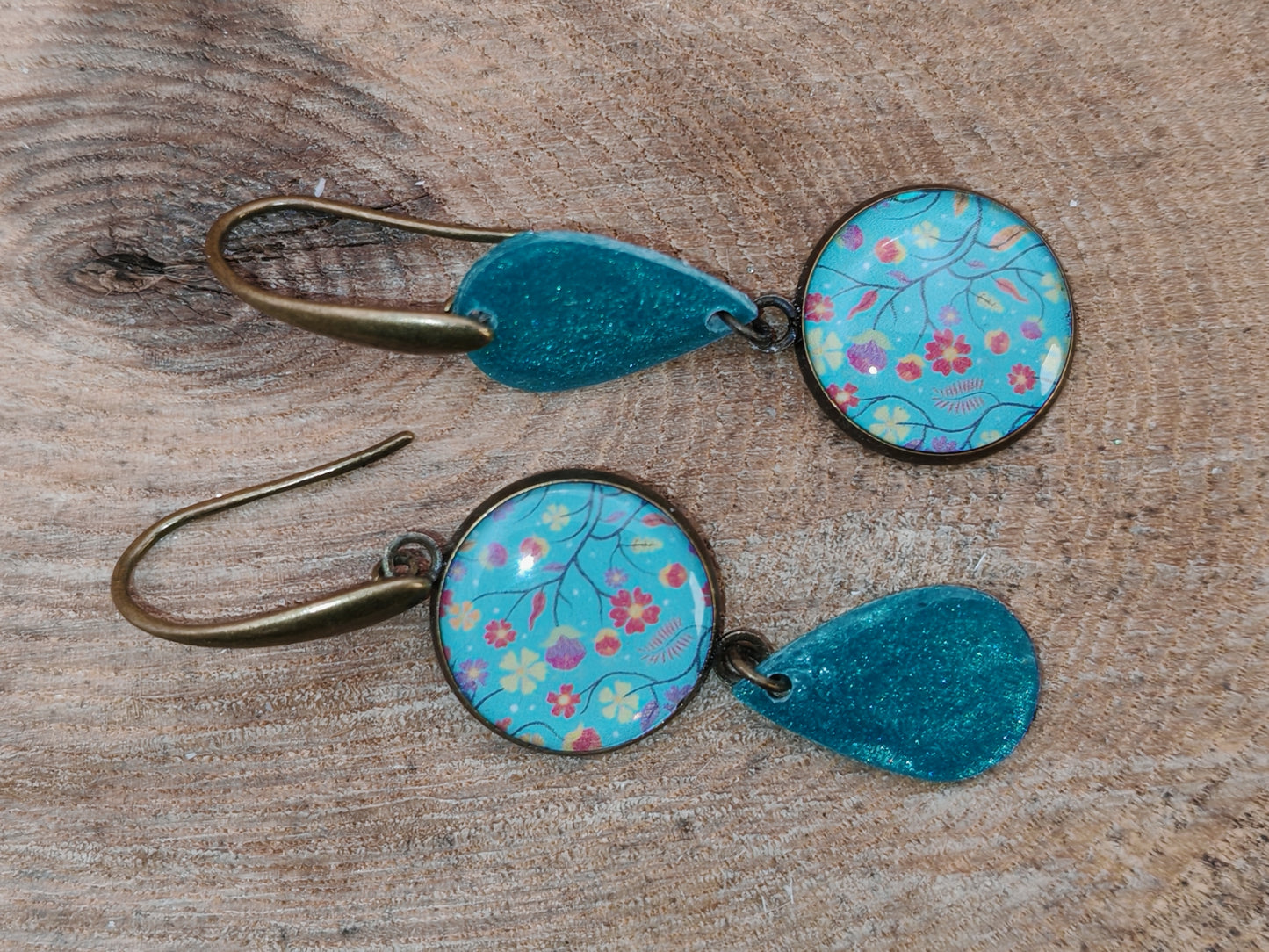 Boucles d’oreilles asymétriques – Floraison turquoise