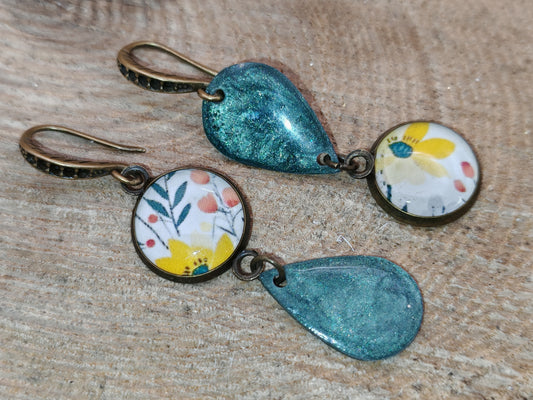 Boucles d’oreilles asymétriques – Herbier lumineux et gouttes vert profond