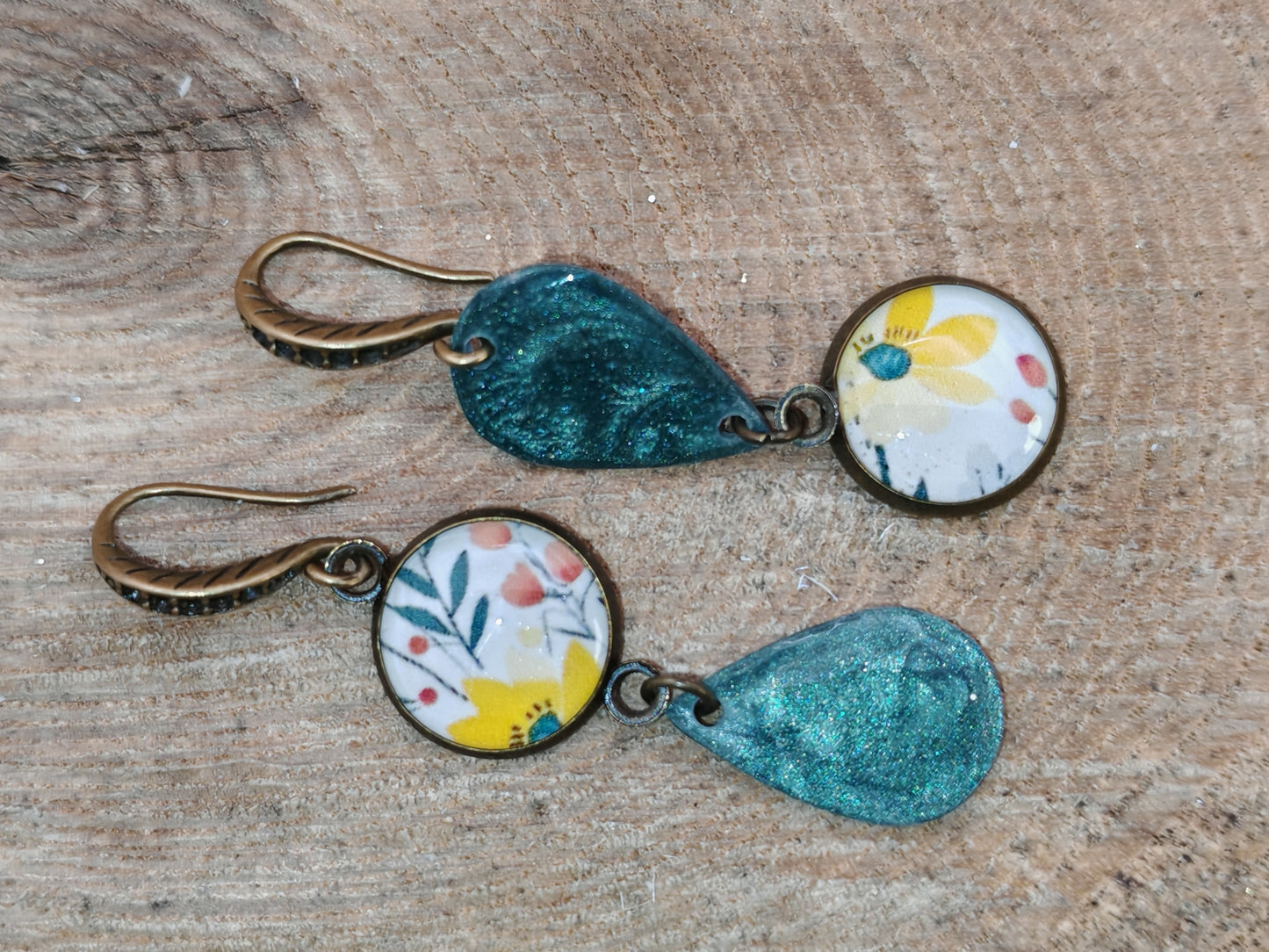 Boucles d’oreilles asymétriques – Herbier lumineux et gouttes vert profond