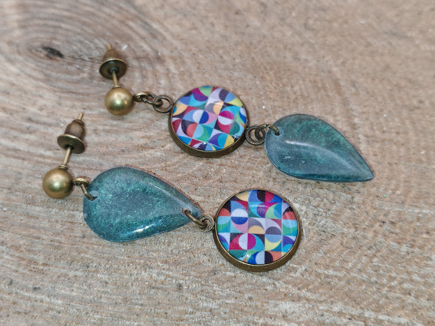 Boucles d’oreilles asymétriques – Mosaïque colorée et gouttes vert profond
