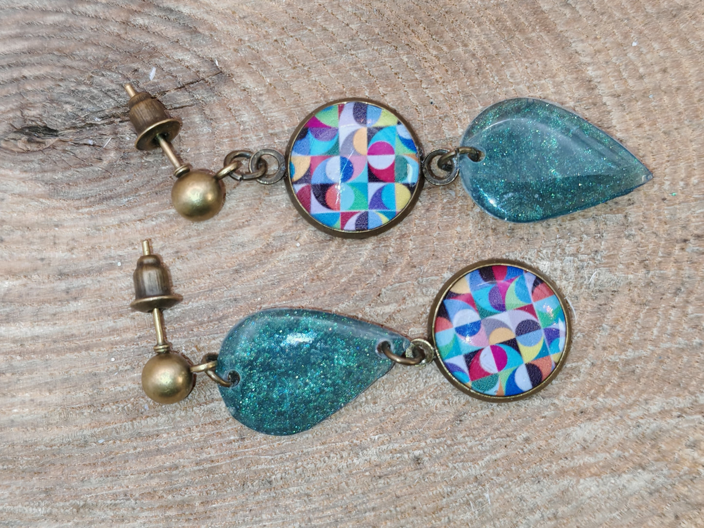 Boucles d’oreilles asymétriques – Mosaïque colorée et gouttes vert profond