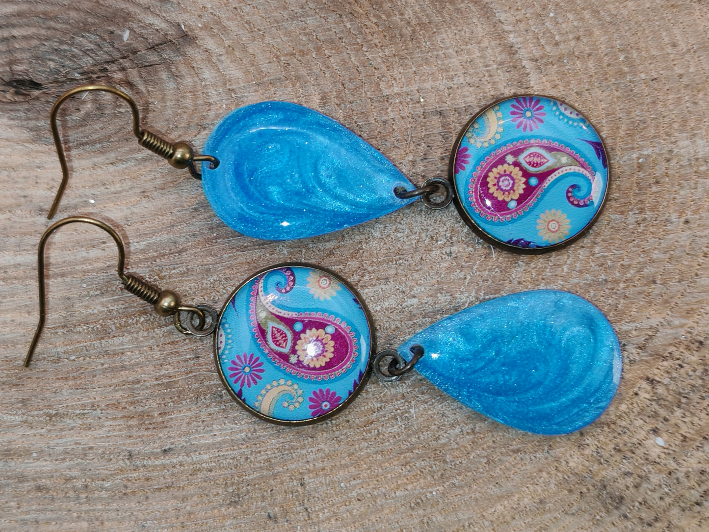 Boucles d’oreilles asymétriques – Paisley lumineux