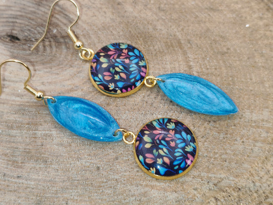 Boucles d’oreilles asymétriques – Feuillage bleu lumineux