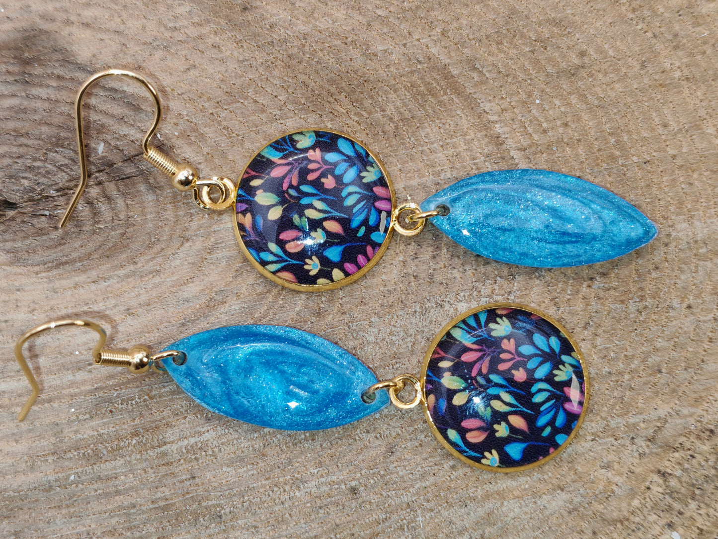 Boucles d’oreilles asymétriques – Feuillage bleu lumineux