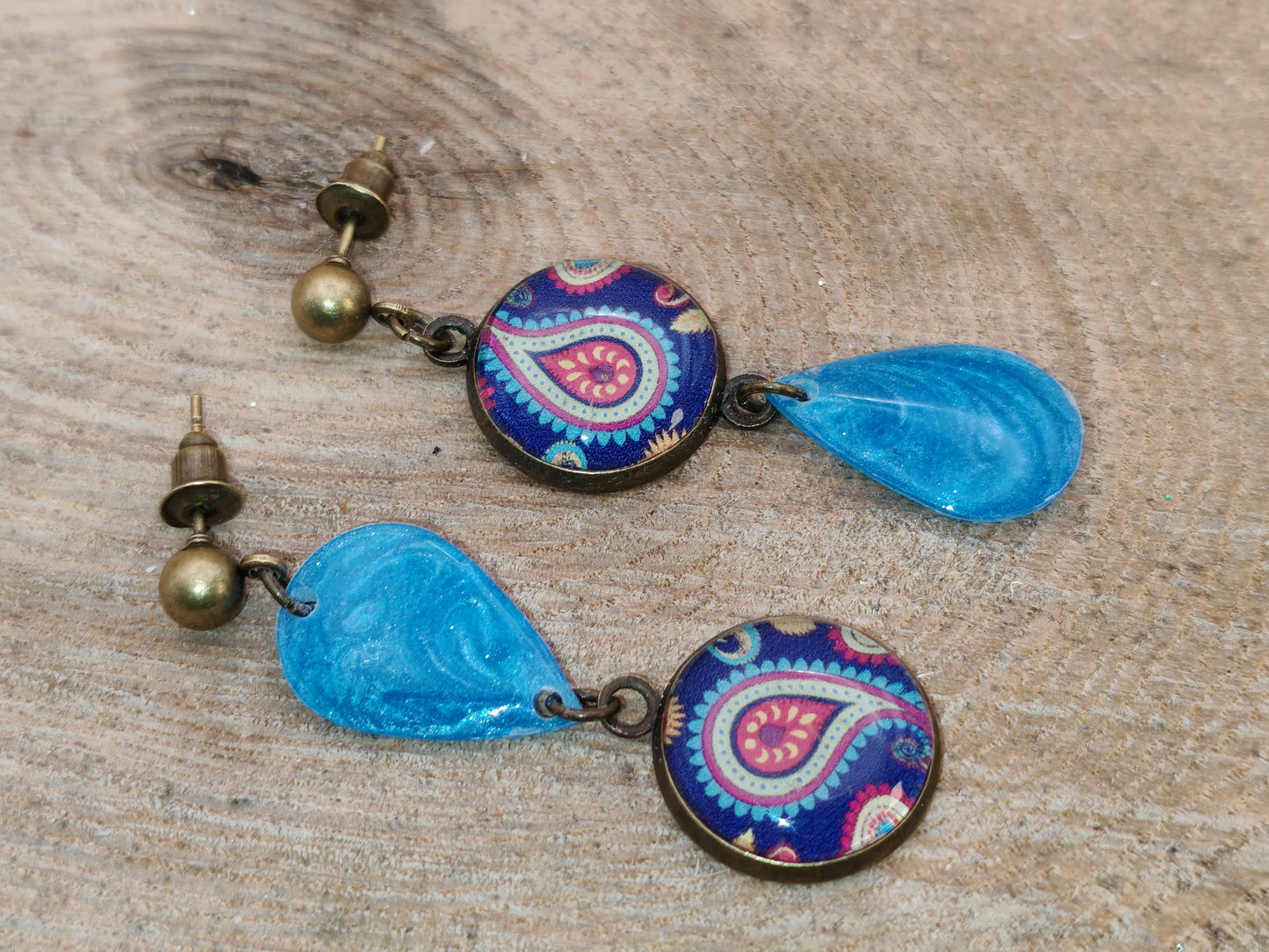 Boucles d’oreilles asymétriques – Cachemire azur et reflets d’eau