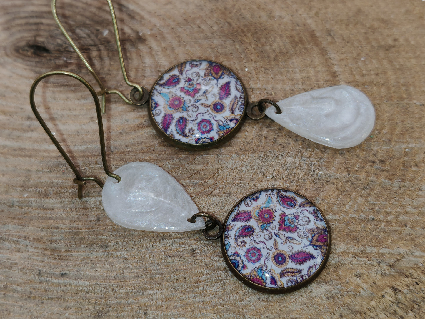 Boucles d’oreilles asymétriques – Dentelle florale nacrée