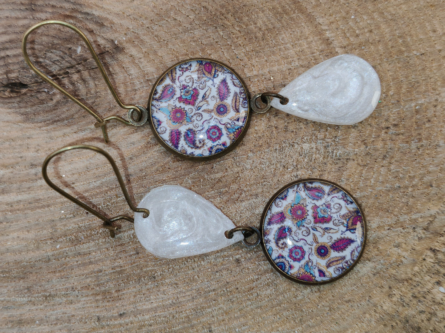 Boucles d’oreilles asymétriques – Dentelle florale nacrée