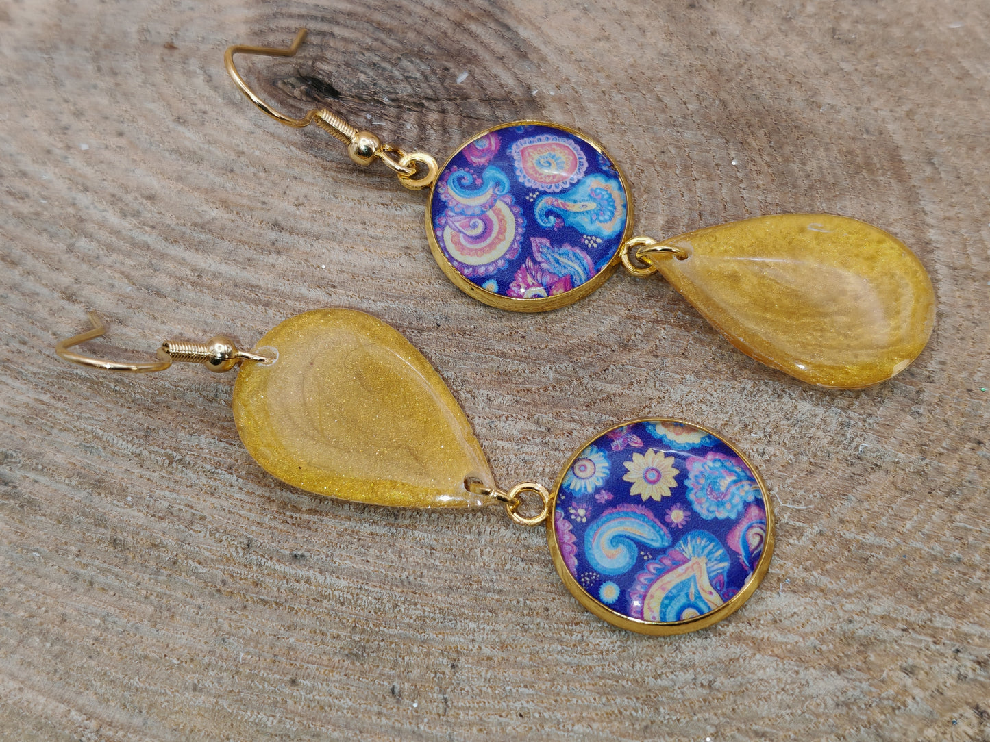 Boucles d’oreilles asymétriques – Éclats safran et volutes nocturnes