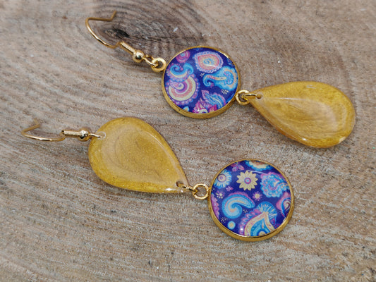 Boucles d’oreilles asymétriques – Éclats safran et volutes nocturnes