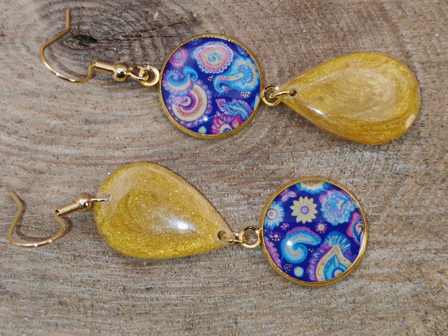 Boucles d’oreilles asymétriques – Éclats safran et volutes nocturnes