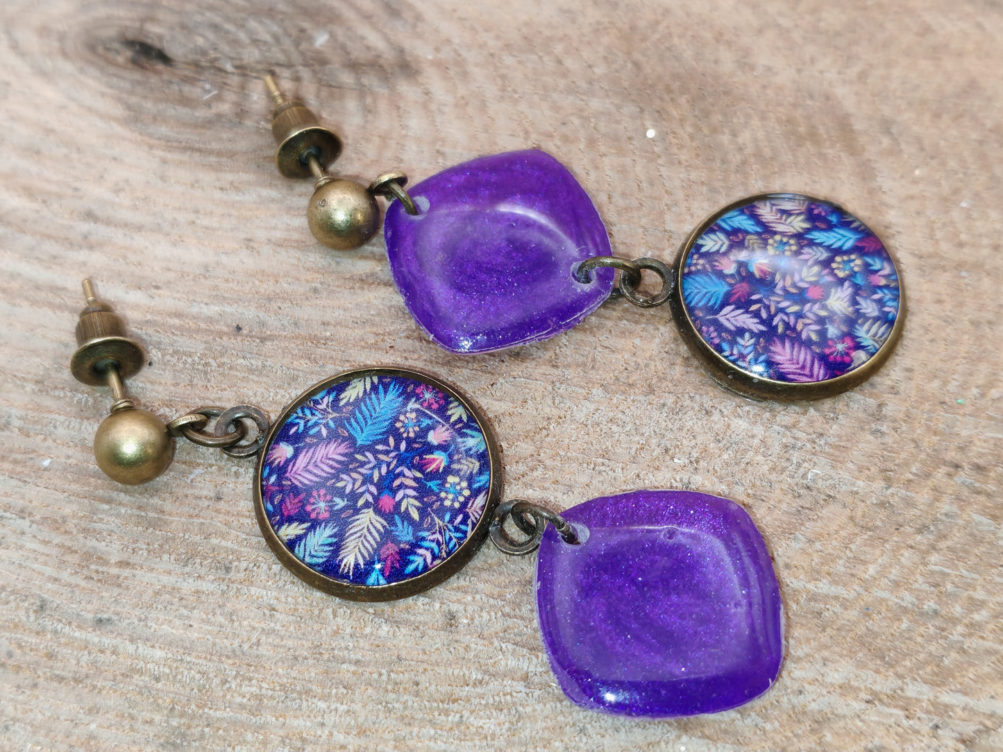 Boucles d’oreilles asymétriques – Sous-bois nocturne et éclats d’améthyste