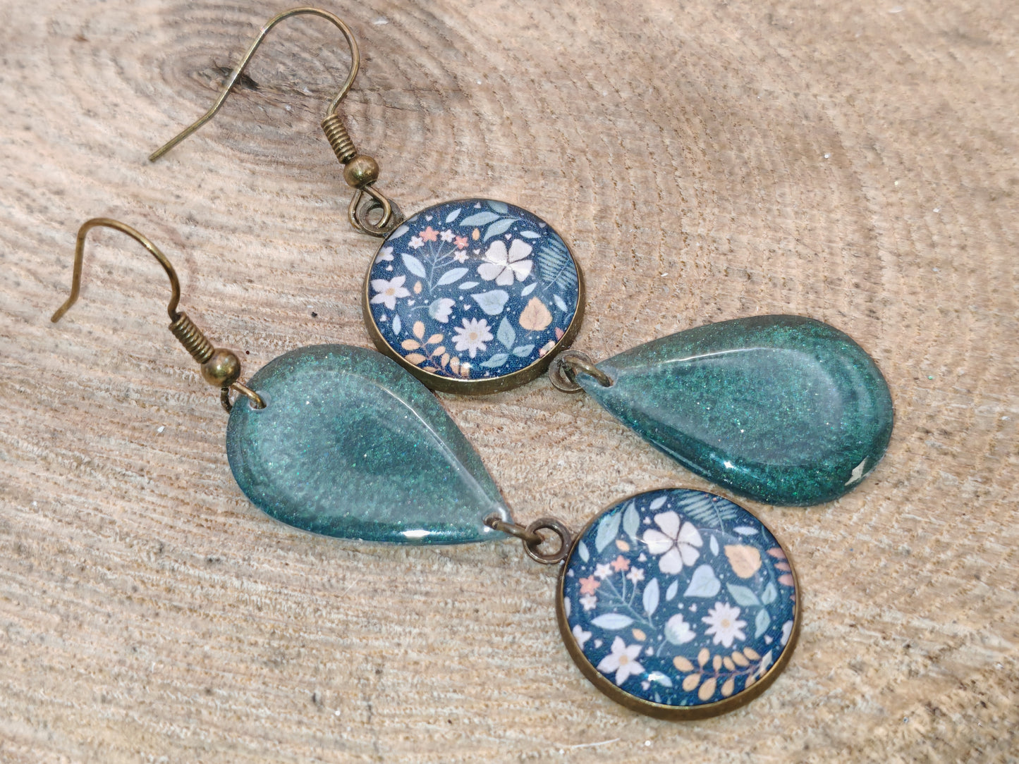 Boucles d’oreilles asymétriques – Feuillage secret et gouttes émeraude