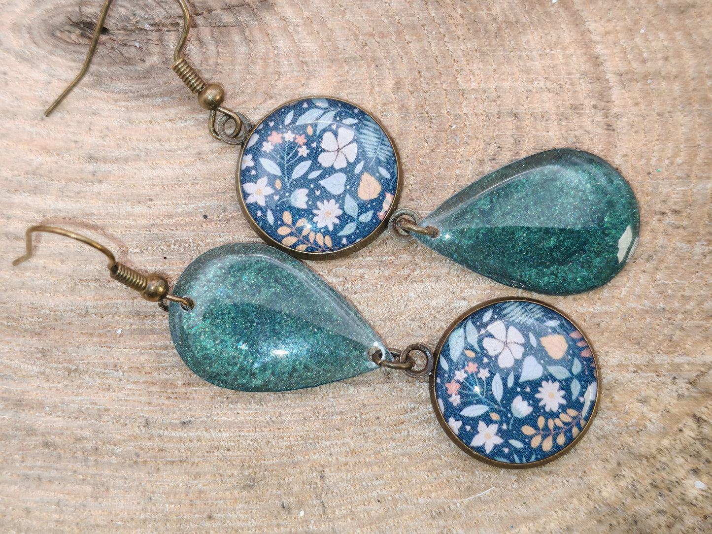 Boucles d’oreilles asymétriques – Feuillage secret et gouttes émeraude