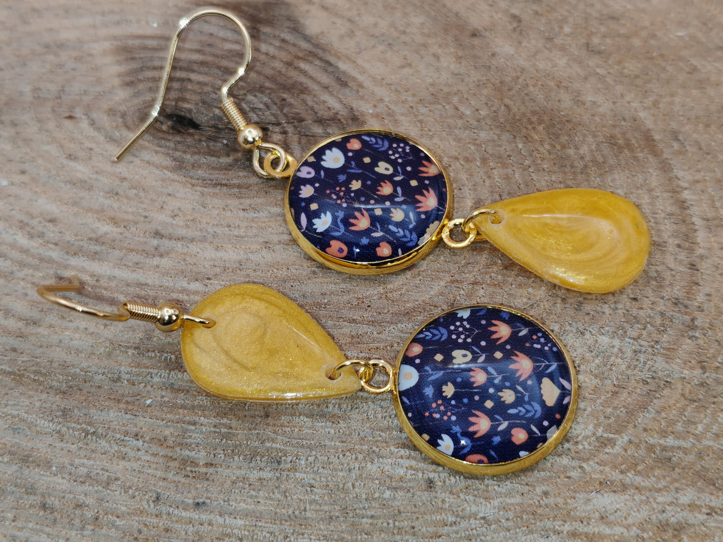 Boucles d’oreilles asymétriques – Fleurs nocturnes et éclat solaire