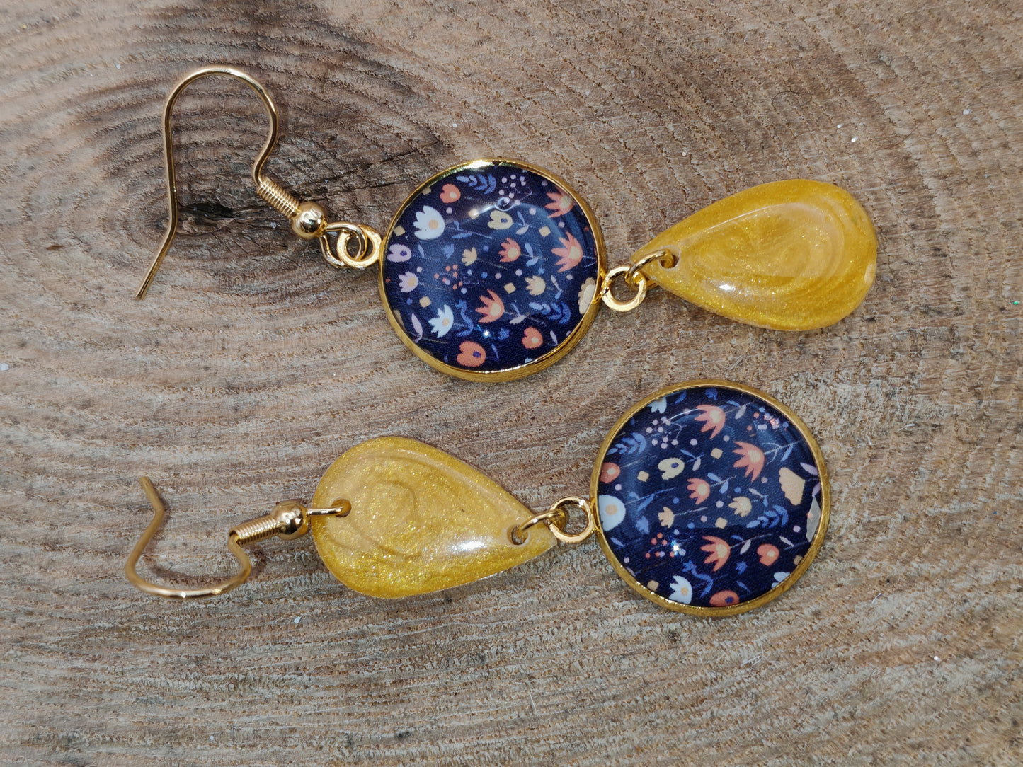 Boucles d’oreilles asymétriques – Fleurs nocturnes et éclat solaire