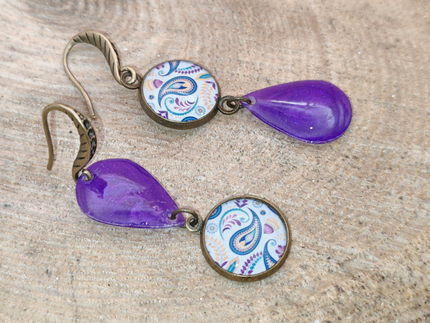 Boucles d’oreilles asymétriques – Arabesques violettes et gouttes nacrées