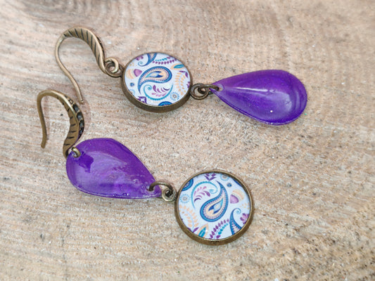 Boucles d’oreilles asymétriques – Arabesques violettes et gouttes nacrées